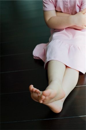 porfiado - Little Girl Sitting on Hardwood Floor Foto de stock - Con derechos protegidos, Código: 700-02922738