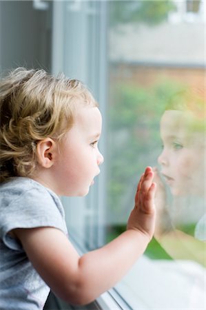 Little Girl Looking Out the Window Foto de stock - Con derechos protegidos, Código: 700-02922740