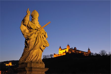 Statue von St. Killian und Festung Marienberg, Würzburg, Bayern, Deutschland Stockbilder - Lizenzpflichtiges, Bildnummer: 700-02935307