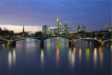 simsearch:6119-08278700,k - Ignatz Bubis-Brücke über Fluss Main und Skyline, Frankfurt, Hessen, Deutschland Stockbilder - Lizenzpflichtiges, Bildnummer: 700-02935300