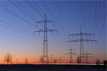 power lines in the sky - Tours d'Hydro à la tombée de la nuit, Grossauheim, Hesse, Allemagne Photographie de stock - Rights-Managed, Code: 700-02935331
