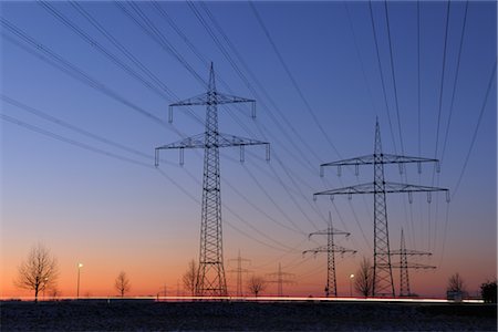 fil électrique - Tours d'Hydro à la tombée de la nuit, Grossauheim, Hesse, Allemagne Photographie de stock - Rights-Managed, Code: 700-02935331