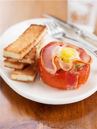 Tomates au four avec œufs et Bacon de dos et de pain grillé Photographie de stock - Rights-Managed, Code: 700-02935591
