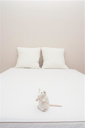 soft toy bed - Jouet en peluche sur le lit Photographie de stock - Rights-Managed, Code: 700-02935682