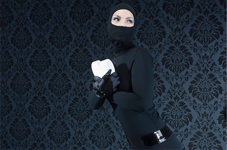 espion - Femme habillée en noir tenant à cœur Photographie de stock - Rights-Managed, Code: 700-02935708
