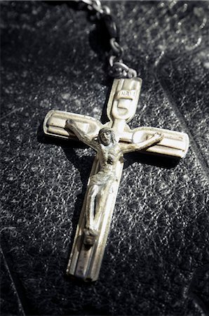 sagrado - Close-up of Crucifix Laying on Bible Foto de stock - Con derechos protegidos, Código: 700-02935834