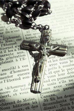 Gros plan du Crucifix sur la Bible de langue française Photographie de stock - Rights-Managed, Code: 700-02935833