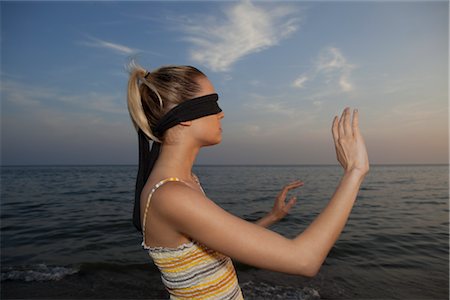 Blindfolded Woman on the Beach Foto de stock - Con derechos protegidos, Código: 700-02943251