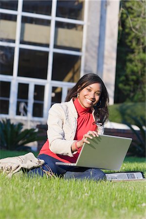 simsearch:600-02973168,k - College Student Sitting Outdoors Using a Laptop Computer Fotografie stock - Rights-Managed, Codice: 700-02957626