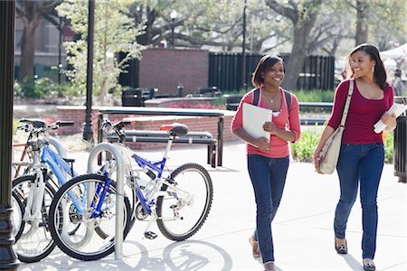 fahrradständer - Studenten gehen zusammen nach der Schule Stockbilder - Lizenzpflichtiges, Bildnummer: 700-02957621