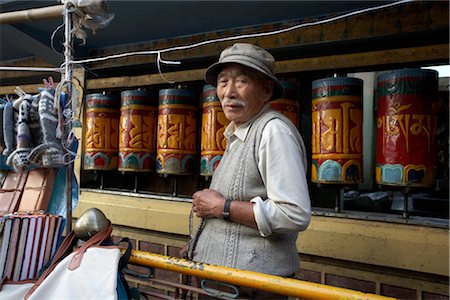 simsearch:700-02973002,k - Man in front of Prayer Wheels, McLeod Ganj, Dharamsala, Himachal Pradesh, India Foto de stock - Con derechos protegidos, Código: 700-02957949