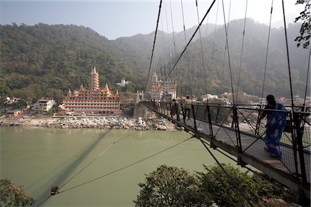 rishikesh - Lakshman Jhula Brücke über Fluss Ganges, Rishikesh, Uttarakhand, Indien Stockbilder - Lizenzpflichtiges, Bildnummer: 700-02957953