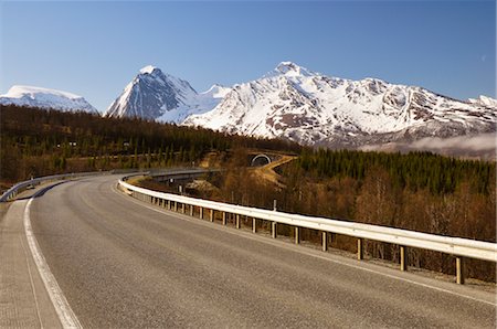 Montagnes et la route près de Tromso, Norvège Photographie de stock - Rights-Managed, Code: 700-02967746