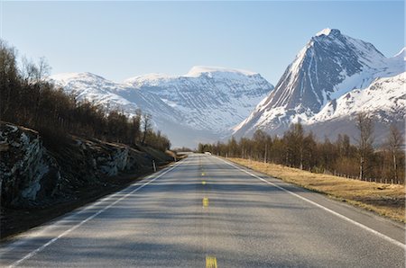 Montagnes et la route près de Tromso, Norvège Photographie de stock - Rights-Managed, Code: 700-02967743