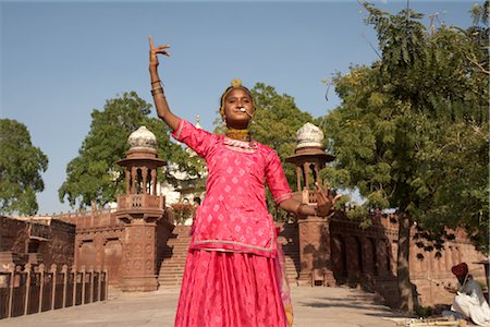 simsearch:700-02958014,k - Femme en danse traditionnelle posent devant Jaswant Thada, Jodhpur, Rajasthan, Inde Photographie de stock - Rights-Managed, Code: 700-02973038