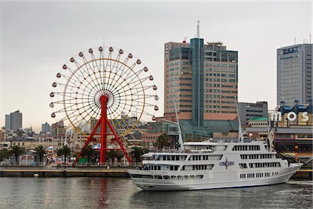 Cruise Ship and Ferris Wheel at Meriken Park, Kobe, Hyogo, Kansai, Japan Foto de stock - Con derechos protegidos, Código: 700-02973213
