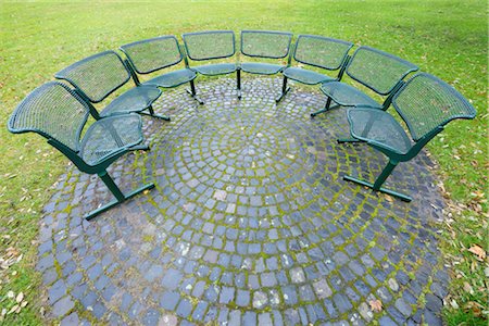 demi cercle - Bancs de parc en demi-cercle Photographie de stock - Rights-Managed, Code: 700-02990007