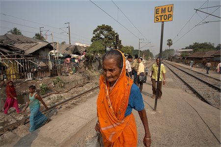 pobre - People Walking on Railway Tracks, Tilijara, Kolkata, India Foto de stock - Con derechos protegidos, Código: 700-03004184