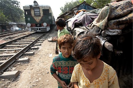 Boys near Train Tracks, Tilijara, Kolkata, West Bengal, India Foto de stock - Con derechos protegidos, Código: 700-03004182