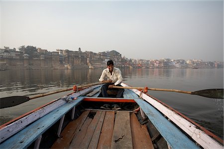 Man in Boat on Ganges River, Varanasi, Uttar Pradesh, India Foto de stock - Con derechos protegidos, Código: 700-03004233
