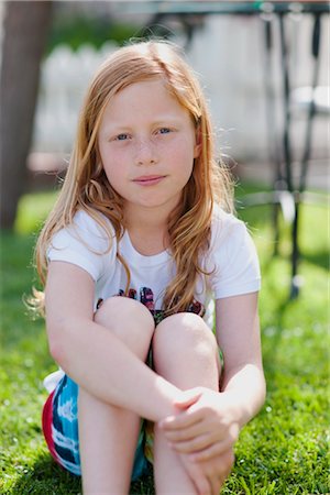 Portrait de jeune fille assise sur la pelouse Photographie de stock - Rights-Managed, Code: 700-03004336