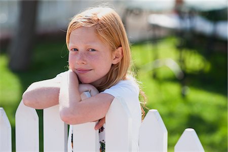 fenced in - Portrait of Girl Leaning on Fence Foto de stock - Con derechos protegidos, Código: 700-03004339