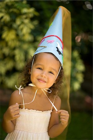 princess - Fille portant chapeau de princesse Photographie de stock - Rights-Managed, Code: 700-03005094