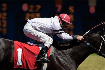 Jockey on Horse in Race Foto de stock - Direito Controlado, Número: 700-03005167