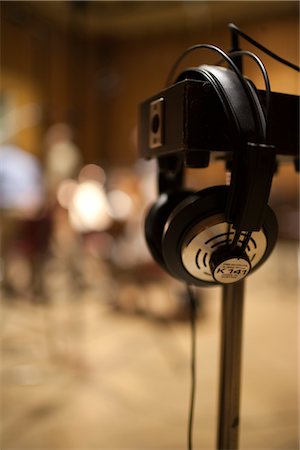 estúdio de gravação - Close-up of Headphones Foto de stock - Direito Controlado, Número: 700-03003408