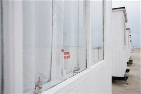Ligne de cabanes de plage, drapeau danois Miniature sur le rebord de la fenêtre Photographie de stock - Rights-Managed, Code: 700-03003668
