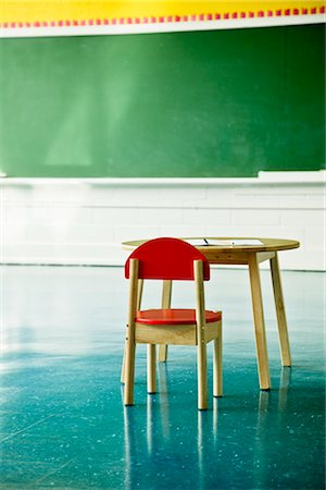 Chaise et un bureau en salle de classe Photographie de stock - Rights-Managed, Code: 700-03003774