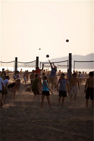 Groupe de gens jouer au Volleyball de plage Photographie de stock - Rights-Managed, Code: 700-03014793