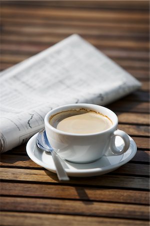 soucoupe - Journal et une tasse de café Photographie de stock - Rights-Managed, Code: 700-03014800