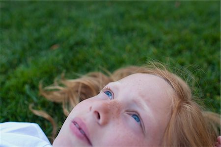 red hair preteen girl - Girl Lying on the Grass Foto de stock - Con derechos protegidos, Código: 700-03015236