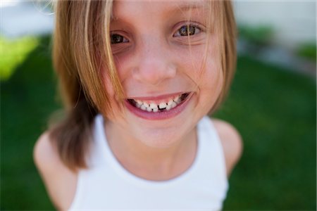 fehlen - Porträt des Mädchens mit fehlenden Zahn Stockbilder - Lizenzpflichtiges, Bildnummer: 700-03015233