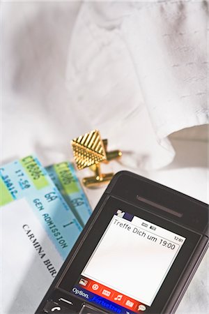 Gros plan de SMS et de billets de théâtre Photographie de stock - Rights-Managed, Code: 700-03016997