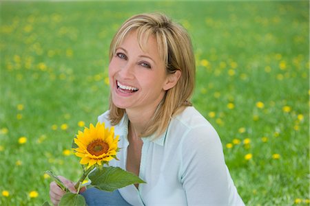 Frau hält Sonnenblume Stockbilder - Lizenzpflichtiges, Bildnummer: 700-03017734