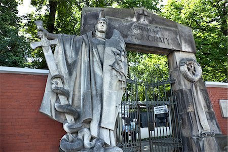simsearch:700-03054195,k - Porte honorifique au cimetière Powazki, Varsovie, Pologne Photographie de stock - Rights-Managed, Code: 700-03054177