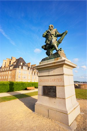 st malo - Statue de Jacques Cartier sur les remparts de St Malo, Ille-et-Vilaine, Bretagne, France Photographie de stock - Rights-Managed, Code: 700-03059173