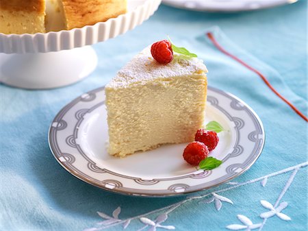 Brandy Cheesecake With Raspberries and Mint Leaves Fotografie stock - Rights-Managed, Codice: 700-03053787