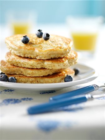 panqueca - Whole Wheat Pancakes With Oats and Blueberries Foto de stock - Con derechos protegidos, Código: 700-03053821