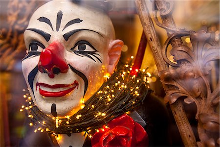 sinistre - Clown in a Window Display, Brussels, Belgium Foto de stock - Con derechos protegidos, Código: 700-03053906