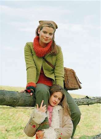 Mother and Daughter by Fence Foto de stock - Con derechos protegidos, Código: 700-03067837