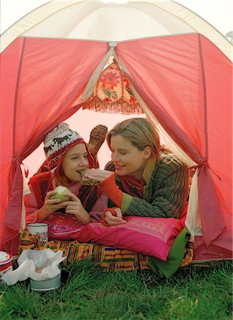 Mother and Daughter Eating inside Tent Foto de stock - Con derechos protegidos, Código: 700-03067832