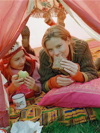 prétendre - Mère et fille câlins à l'intérieur de la tente Photographie de stock - Rights-Managed, Code: 700-03067841