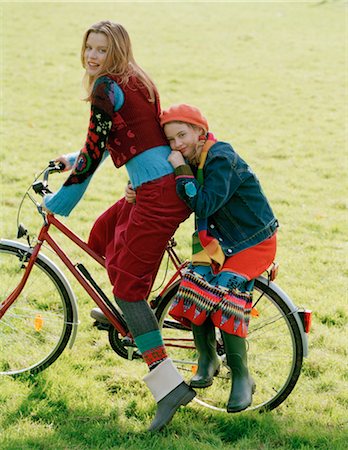 skirts sitting - Mère et fille vélo ensemble Photographie de stock - Rights-Managed, Code: 700-03067842