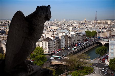 Gargoyle on Notre Dame Overlooking Paris, France Foto de stock - Con derechos protegidos, Código: 700-03068281