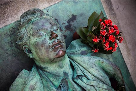 sepultura - Grave of Journalist Victor Noir, Pere Lachaise Cemetery, Paris, France Foto de stock - Con derechos protegidos, Código: 700-03068562