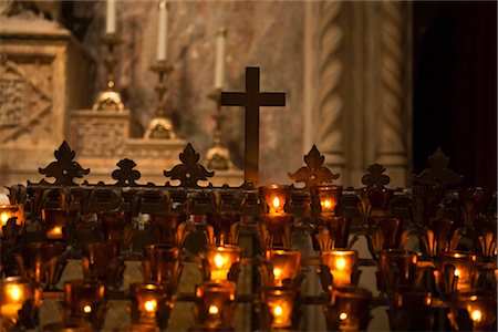 symbole religieux - Prayer Candles in St Patrick's Cathedral, Manhattan, New York City, New York, USA Foto de stock - Con derechos protegidos, Código: 700-03069115