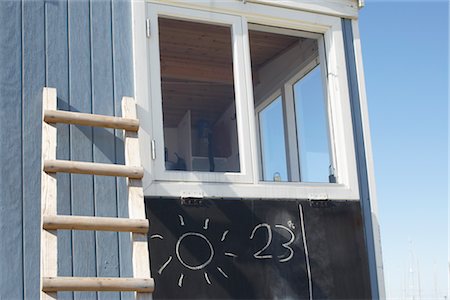 Ladder Leaning on Side of House and Blackboard Displying Temperature Foto de stock - Con derechos protegidos, Código: 700-03069345